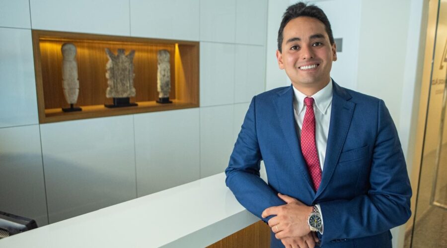 Cirurgião plástico vai na contramão de artificialidades e modismos das redes sociais