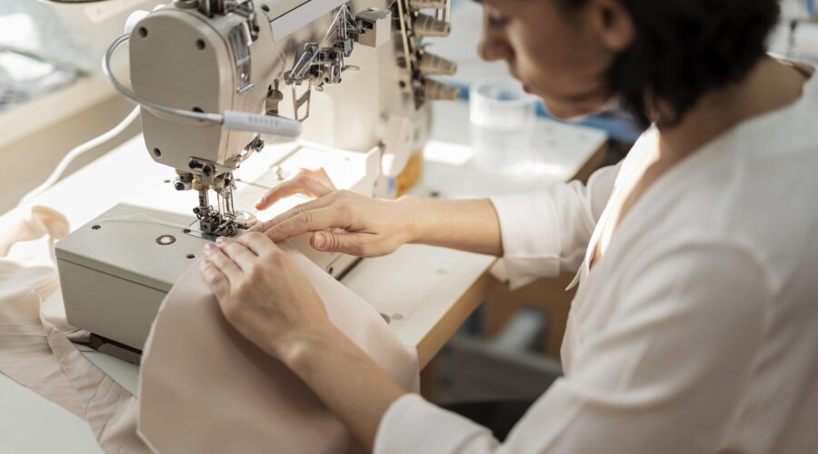 Mais da metade das costureiras autônomas atua informalmente e recebe menos que um salário mínimo, diz pesquisa