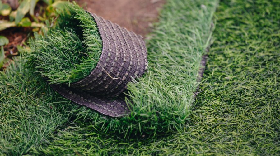 Jardineiro é condenado à prisão por cobrar R$ 290 mil de aposentado por pedaço de grama sintética