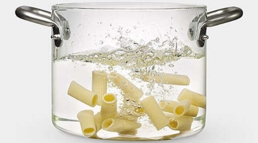 Mulher pede indenização após panela de vidro de R$ 1 mil quebrar durante o uso