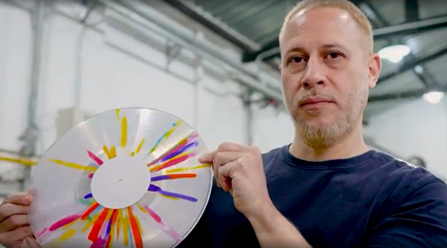 Como este músico montou uma fábrica de discos de vinil no centro de São Paulo