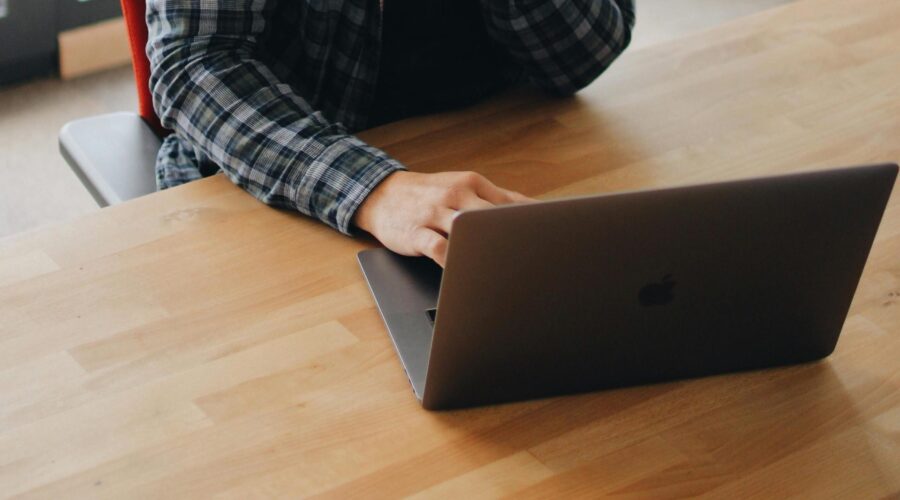 Millennial ganhou mais de R$ 1 milhão trabalhando secretamente em mais de um emprego remoto