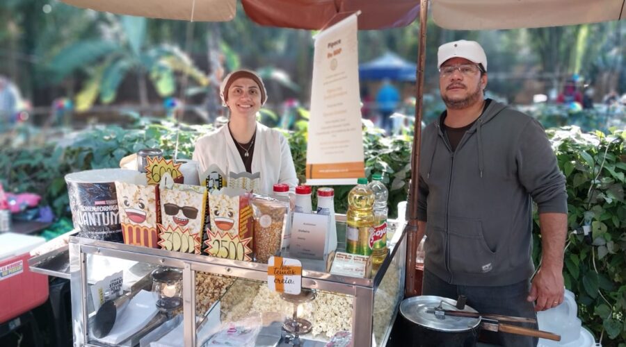 Filho deixa oficina mecânica para continuar legado do pai com carrinho de pipoca