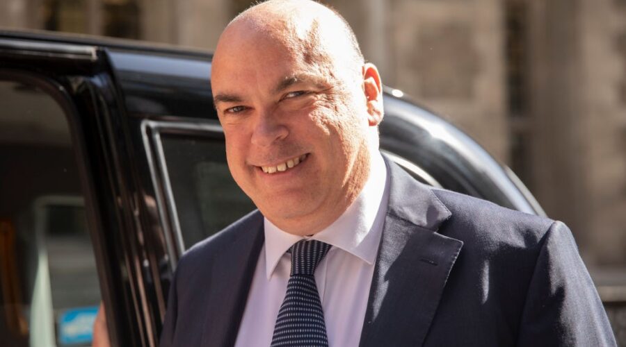 Quem é Mike Lynch, bilionário desaparecido após naufrágio na Itália