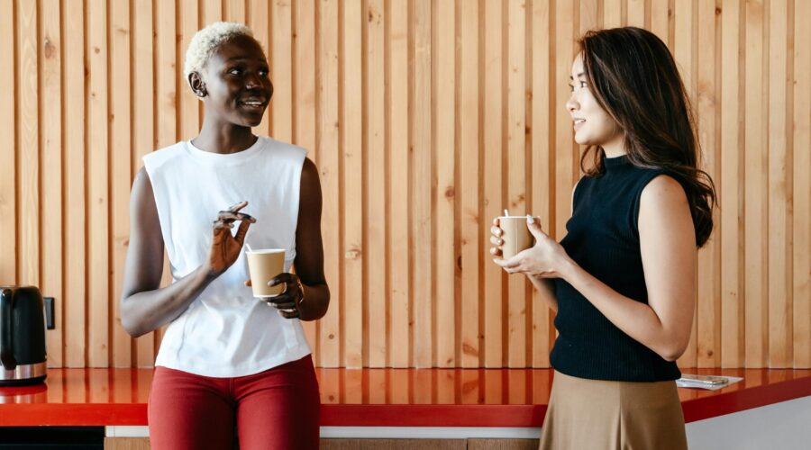 Boa comunicação: Pessoas que sabem engatar ótimas conversas seguem estes 3 passos