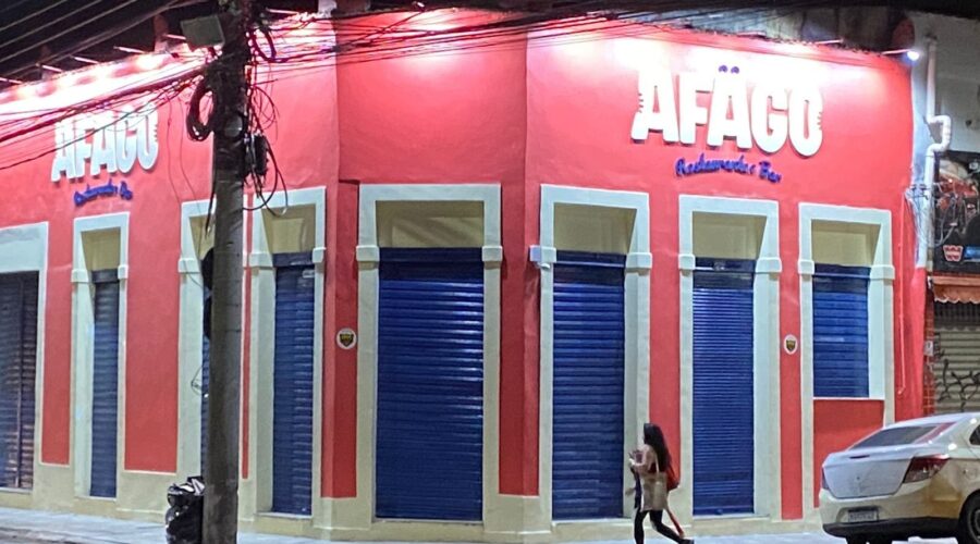 Afago: Fachada de bar em frente a cemitério famoso no Rio chama atenção na internet