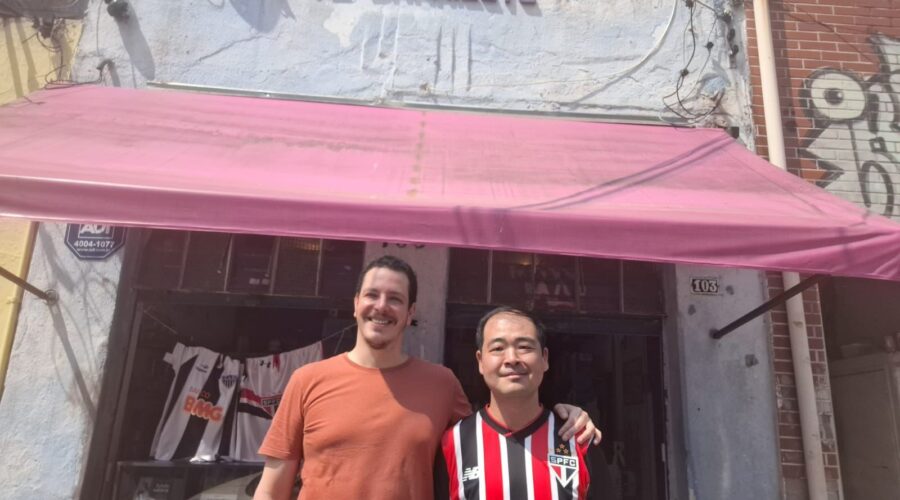 Amigos de faculdade criam livraria que une literatura, futebol e cerveja