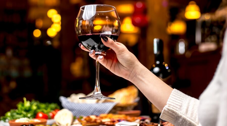 Restaurante cobra R$ 740 de ‘taxa de rolha’ para cliente que levar vinho; especialista comenta