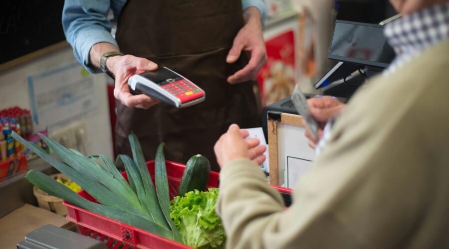 Operadora de caixa viraliza e gera debate ao criticar clientes que não empacotam as próprias compras