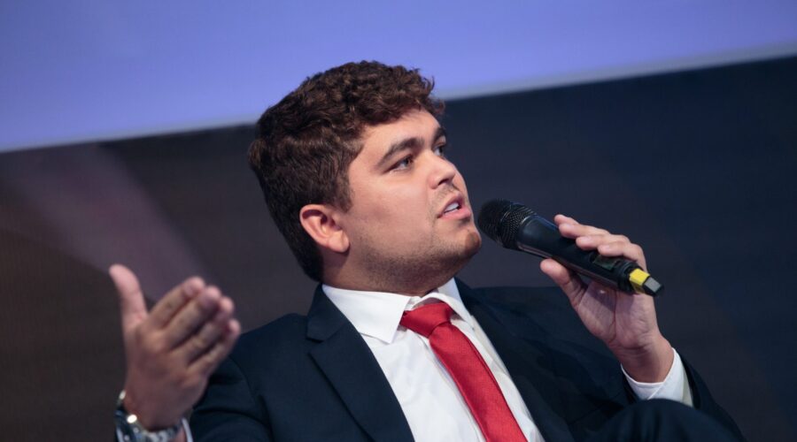 Tallis Gomes deixa cargo de CEO do G4 Educação; Maria Isabel Antonini assume o posto