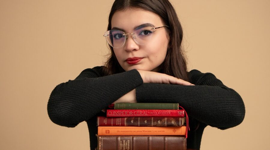 Jovem faz sucesso nas redes com encadernações de capas de livros que custam a partir de R$ 3 mil