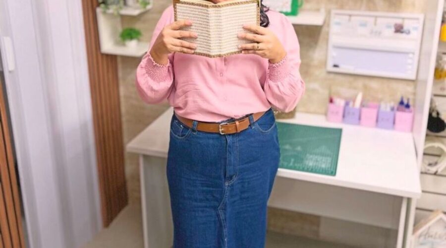 Empreendedora abre loja de produtos evangélicos e fatura 16 mil por mês restaurando Bíblias