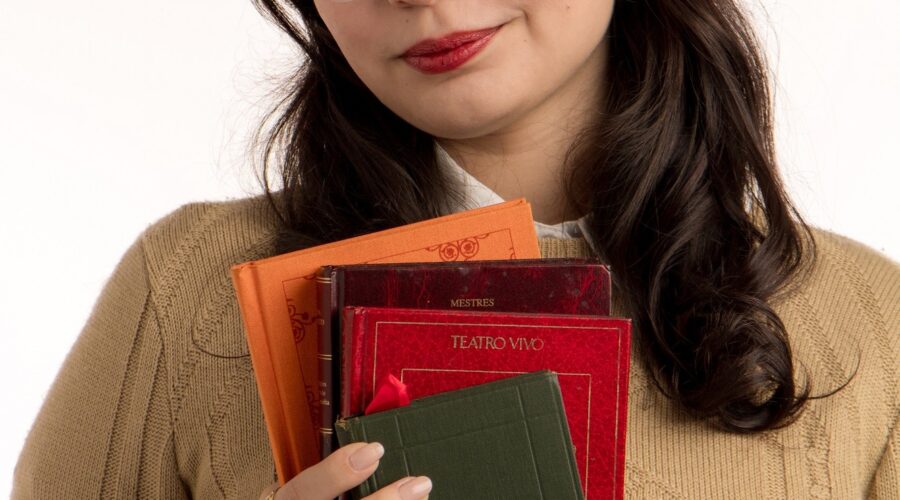 Empreendedora cria capas de livros artísticas e tem lista de espera de 11 mil pessoas