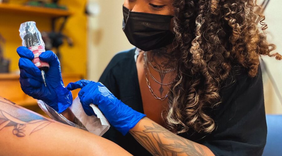 Jovem carioca empreende com tatuagens especializadas em pele negra