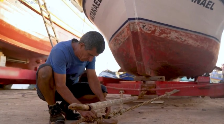 Carpinteiro naval segue tradição familar e constrói barcos artesanais