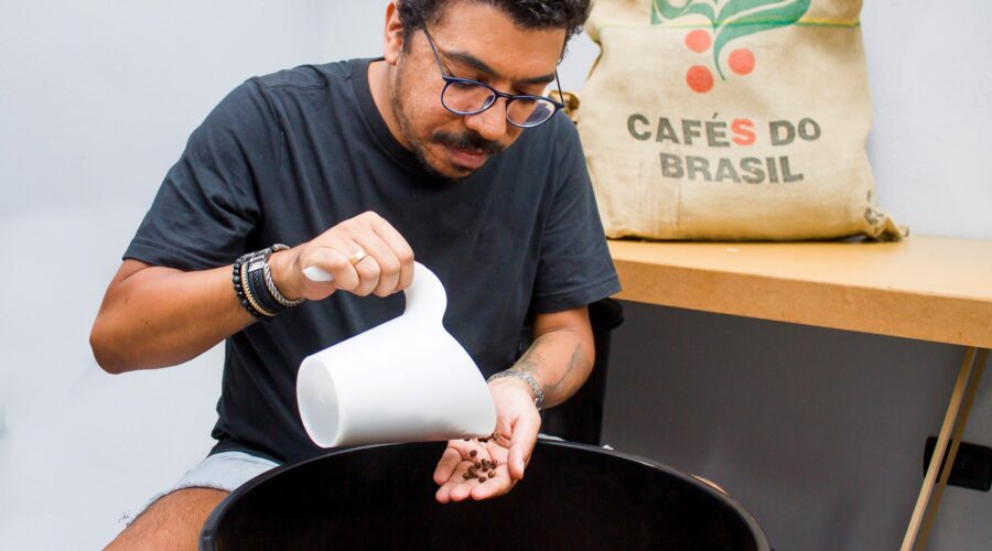 Empreendedor de SP cria marca de café para enaltecer população negra na cafeicultura