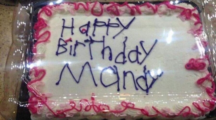 Cliente viraliza por reagir de forma inesperada ao receber bolo com decoração ‘caótica’