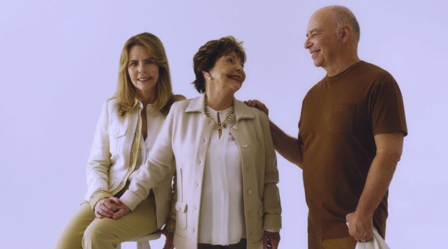 Ela fundou a própria marca de sapatos aos 50 anos junto com os filhos e hoje fatura R$ 5 milhões