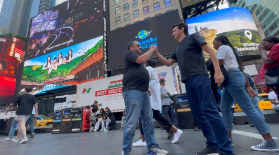 Sonhos quebram fronteiras: Mundo dos Vistos na Times Square brilha e brilha em Nova York
