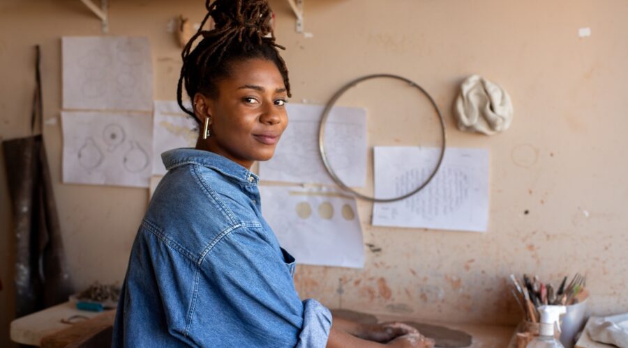 Busca por raízes étnicas leva artista plástica a empreender com ateliê de cerâmica