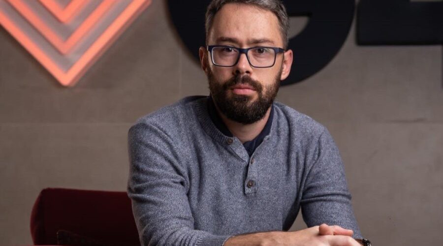 Robô de limpeza de painéis solares a seco já economizou 1,5 milhão de litros de água