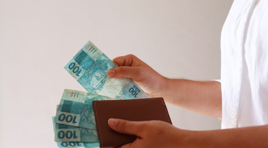 Novo salário mínimo começa a valer a partir de amanhã. Entenda as mudanças