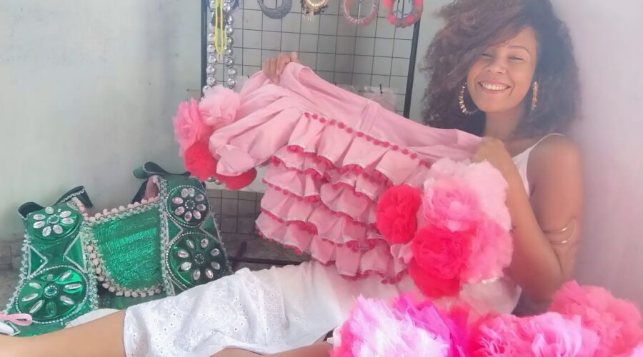 Empreendedora cria marca de acessórios feitos com resíduos de fantasias do Carnaval carioca
