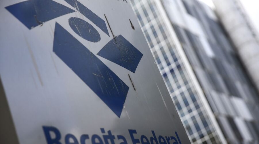 Receita alerta para golpes com taxa falsa sobre Pix