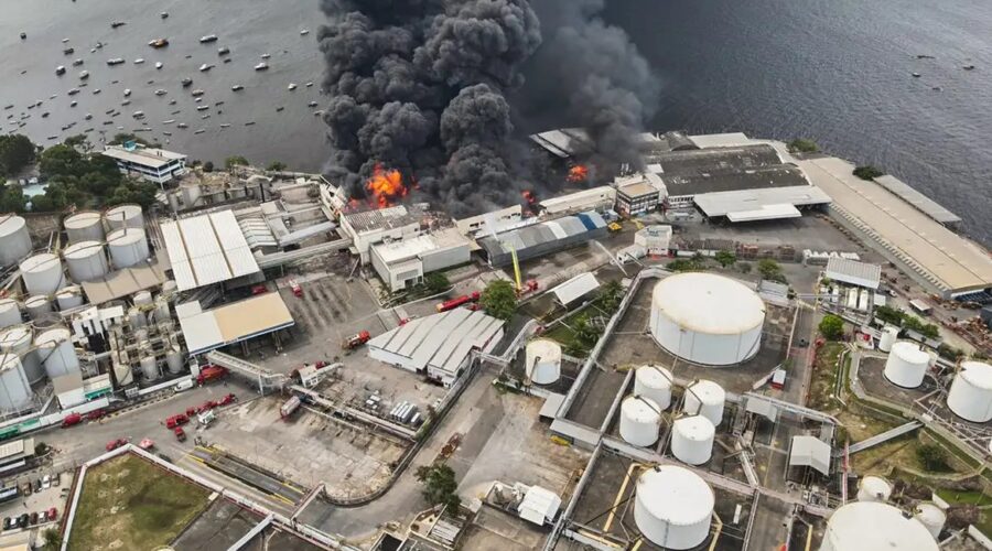 Após incêndio em fábrica, há risco de vazar óleo na Baía de Guanabara