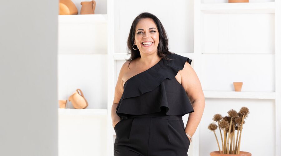 Empreendedora cria negócio de brindes personalizados que atende artistas e fatura R$ 2 milhões