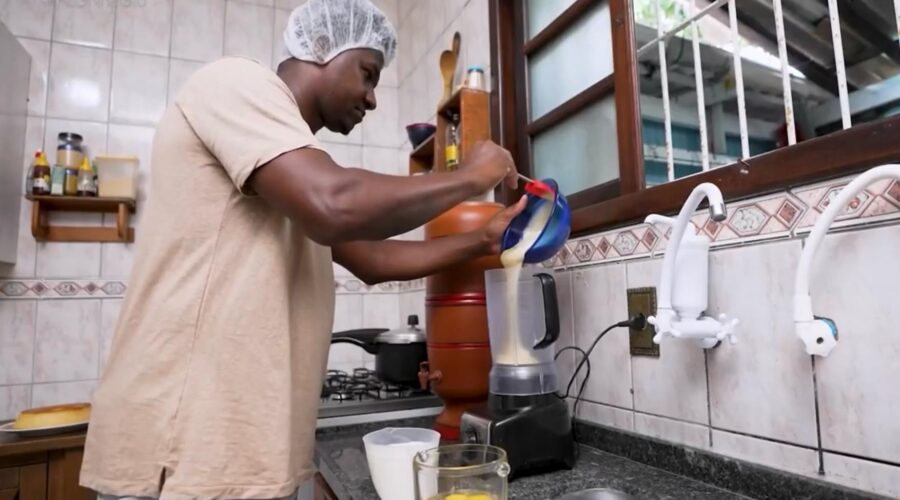 Ex-pedreiro de SP vende pudins em caixa de ferramentas e fatura até R$ 8 mil por mês