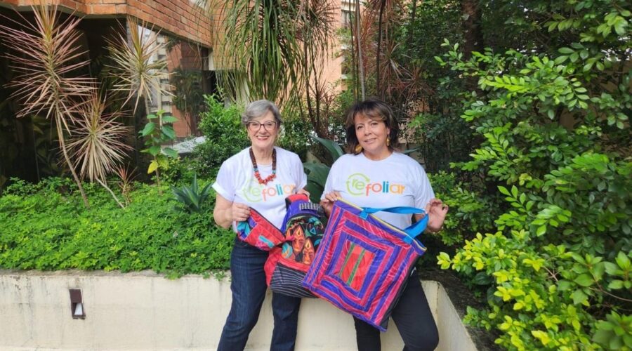 Projeto transforma abadás usados no Carnaval de Salvador em mochilas escolares