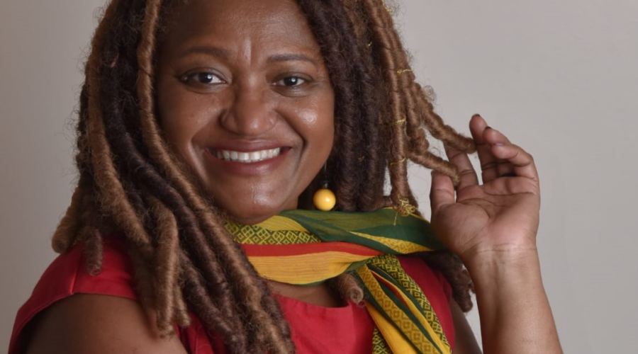 Empreendedora percebe lacuna na moda praia e cria marca que aposta em raízes quilombolas