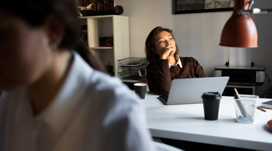 3 motivos que pelos quais as amizades no ambiente de trabalho estão diminuindo