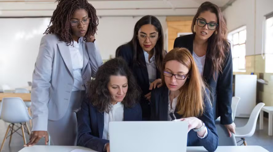 Mulheres em cargos de liderança avançam no mercado, mas ainda enfrentam desafios