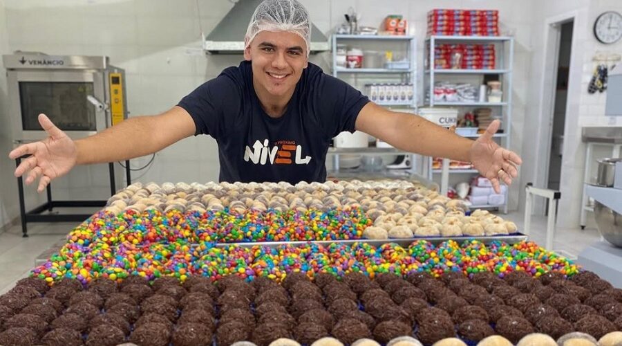 Confeiteiro viraliza carregando saco de 25 kg de ovo em pó para produção de doces; vídeo