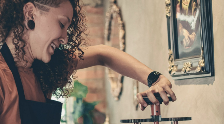 Ateliê aposta em ouro reutilizado e substitui diamantes para reduzir impacto ambiental