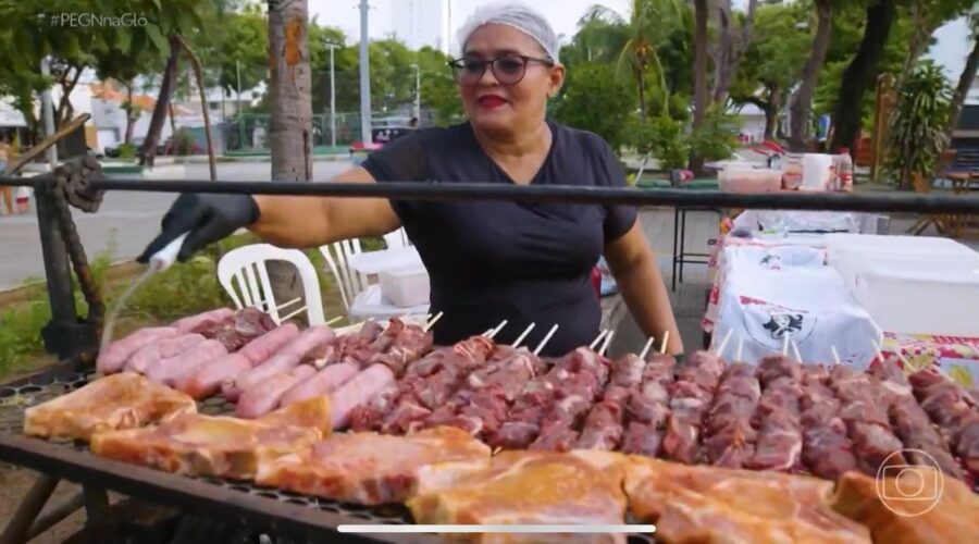 Ela abriu um negócio de venda de churrasco com R$ 1 mil e superou a violência doméstica