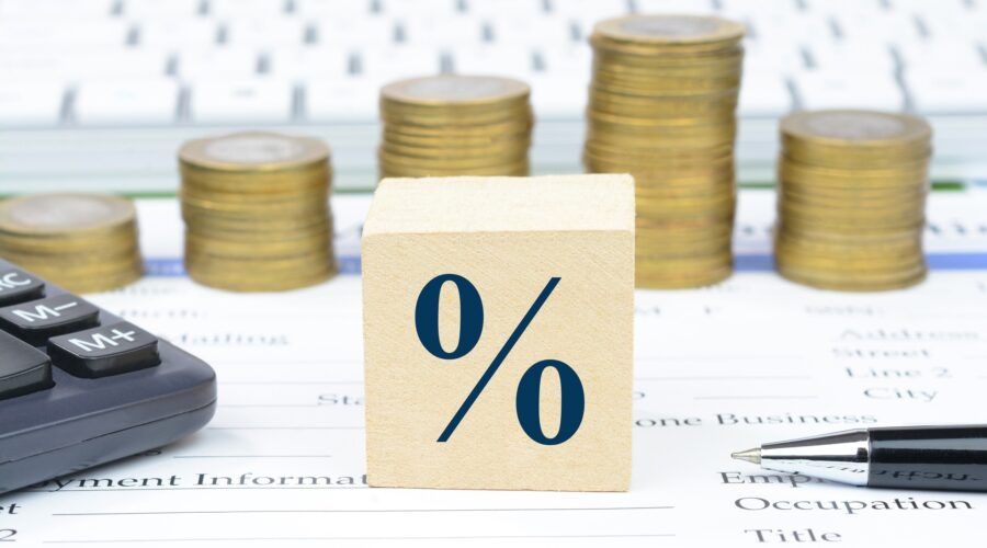 Juros do cartão de crédito rotativo avançam e chegam a 445% ao ano