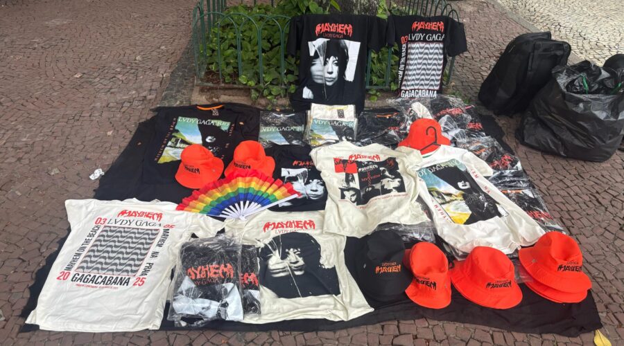 Bolsas, camisas e copos: ambulantes lucram em frente ao Copacabana Palace enquanto fãs esperam Lady Gaga