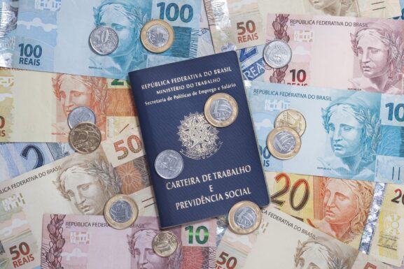 1o-de-maio:-entenda-a-origem-do-dia-do-trabalho,-e-saiba-por-que-nao-ha-labour-day-nos-eua