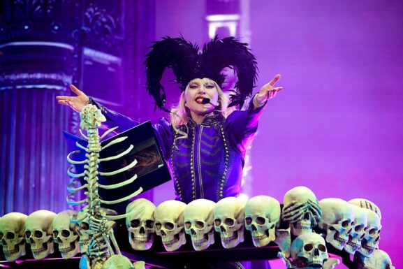 lojas-do-saara,-no-rio,-tem-fila-de-dois-quarteiroes-por-roupas-e-acessorios-da-lady-gaga