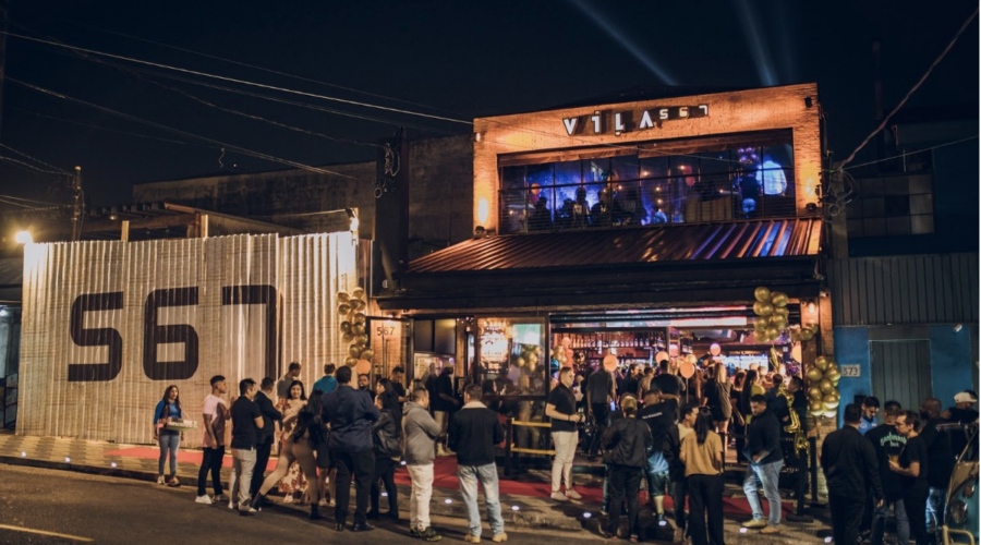 Vila 567 celebra 8 anos com show de Thayná Bitencourt e participação especial de Gabi Martins