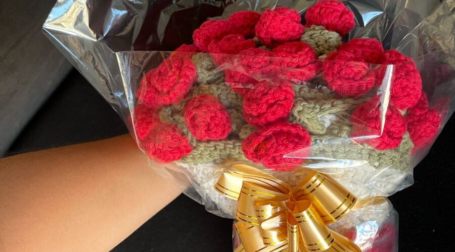 Buquê de flores que vira tapete? Jovem viraliza e faz renda extra com a criação