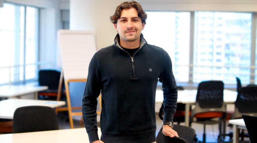 Aos 25, ele já fundou duas startups e vendeu uma delas para um grande grupo educacional