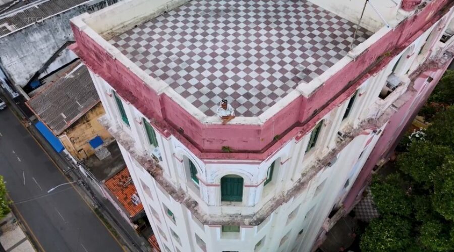 Ex-camareira assume hotel tombado no Recife e transforma espaço em hospedagem e moradia