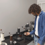 empreendedor-cria-cafeteira-que-faz-cafe-expresso-sem-energia-ou-capsulas-e-fatura-r$-2,5-milhoes