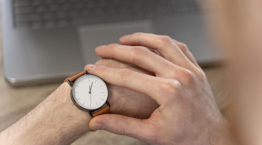 Funcionário de empresa no Japão posta jornada de trabalho longa, com jantar quase à 0h, e choca internautas