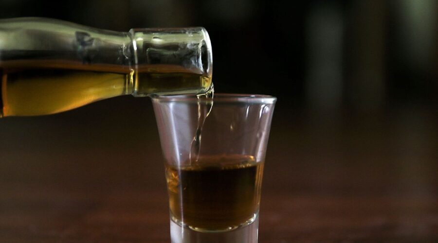 Produção de cachaça tem crescido, mas setor lamenta preconceito