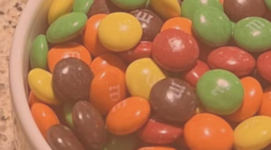 Hóspede pede tigela de M&Ms sem os azuis e hotel surpreende com resposta inesperada